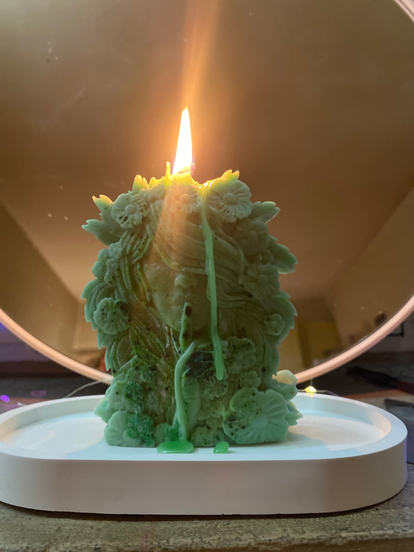 Момичето